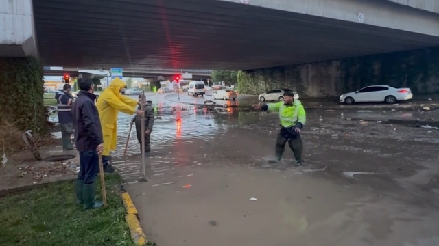 Gaziantep'te "süper hücre" hayatı felç etti
23 kişinin yaralandığı fırtınada hasar gören 39 okul tatil edildi