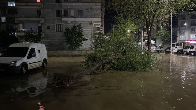 Şanlıurfa'da sağanak, fırtına ve dolu hayatı olumsuz etkiledi