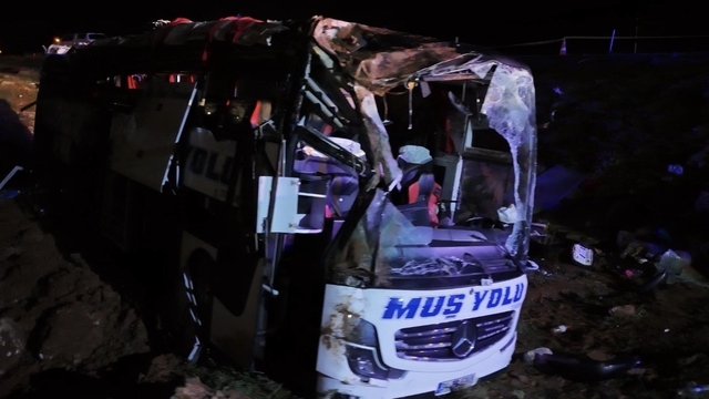 Malatya'da otobüs kazası sonrası yolcuların özel eşyaları toplandı