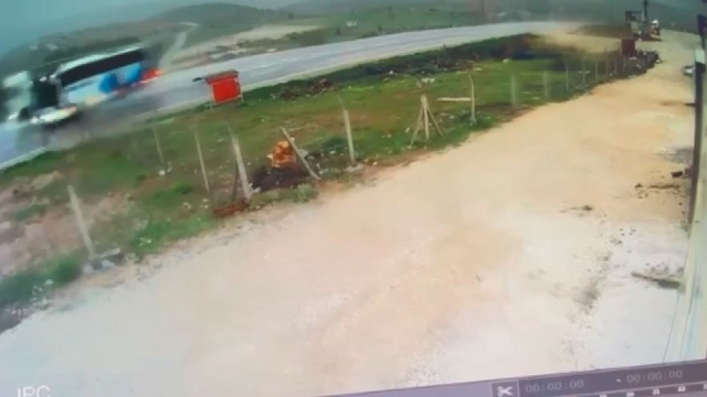 Malatya'da 3 kişinin hayatını kaybettiği otobüs kazası kamerada