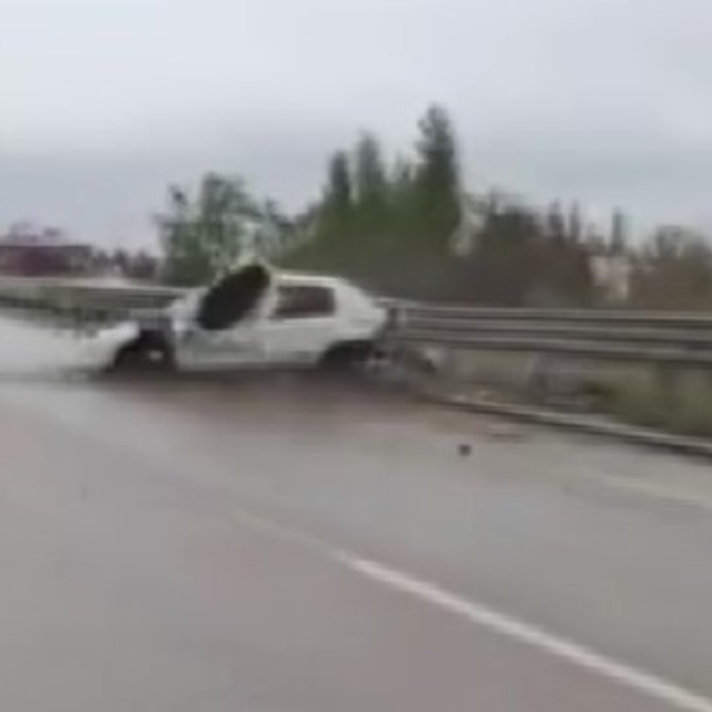 Araçları yavaşlatmak isterken feci kazayı saniye saniye görüntüledi