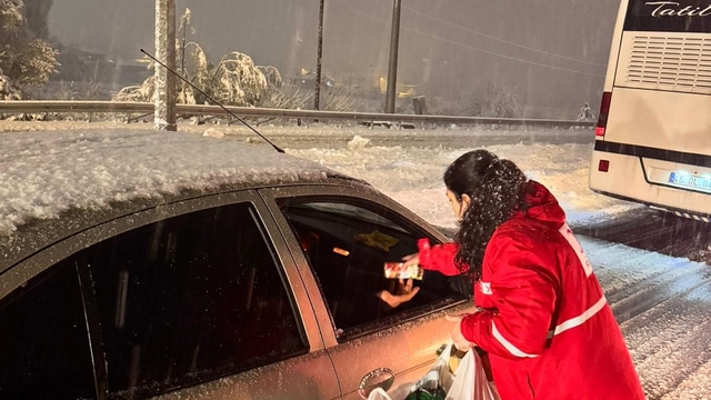 Afyonkarahisar'da karla mücadele sürüyor
