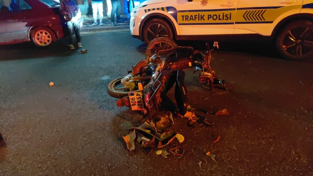 Manisa'da motosiklet sürücüsünün ağır yaralandığı kaza kamerada