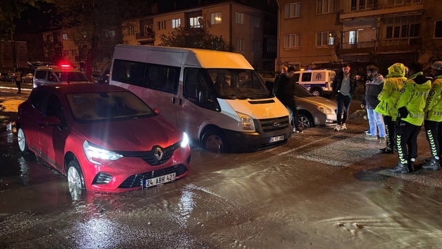 Önlem alınmadı, yağmurda çöken yolda araçlar çukura girdi
Uyarı yok, asfalt yok: Göçük paniği Erzincan'da gündem oldu