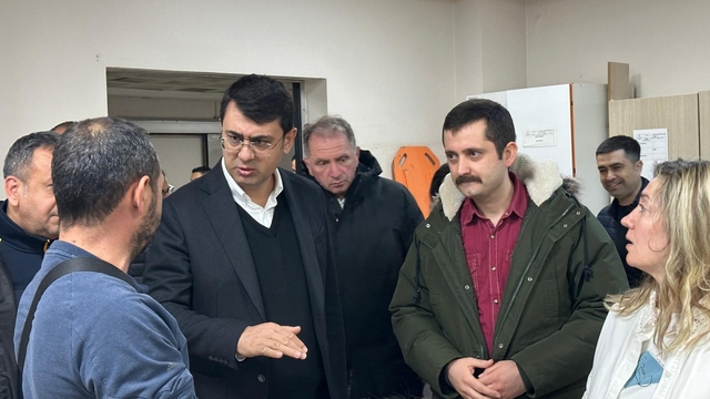 Uşak Valisi Kartal, zincirleme trafik kazasında yaralananları hastanede ziyaret etti