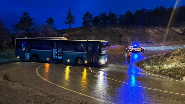 Kayseri'de alkollü bir şahıs çaldığı özel halk otobüsüyle kaza yaptı
Ehliyetinin de bulunmadığı belirlenen sürücüye 48 bin 500 TL ceza yazılarak, gözaltına alındı