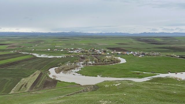 Kars'ta Karahan Çayı 30 yılın rekorunu kırdı: Kalkankale'de ekili araziler sular altında