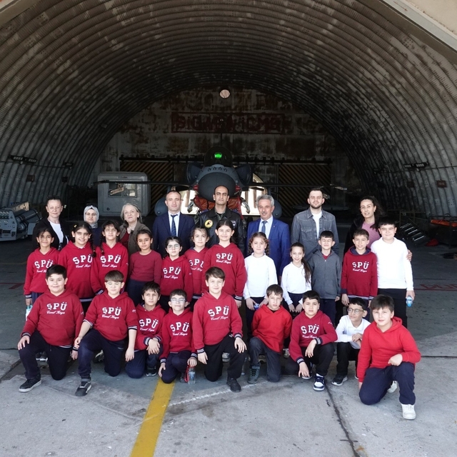 Bandırma'da Ana Jet Üssü kapılarını çocuklara açtı