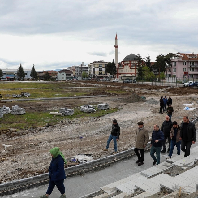 Düzce'de şehrin kalbinde 3 park birbirine bağlanıyor
Başkan Özlü çalışmalar...