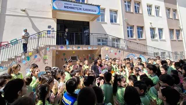 Emekli olan Güldane öğretmen öğrencilerine alkışlarla veda etti