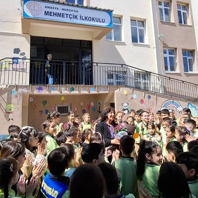 Emekli olan Güldane öğretmen öğrencilerine alkışlarla veda etti