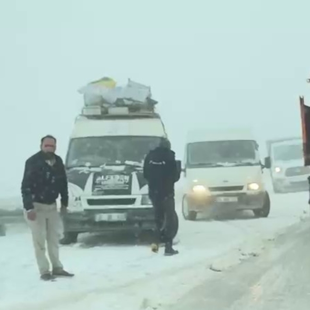 Palandöken Geçidi baharda da geçit vermedi, sürücülerin imdadına ekipler ye...
