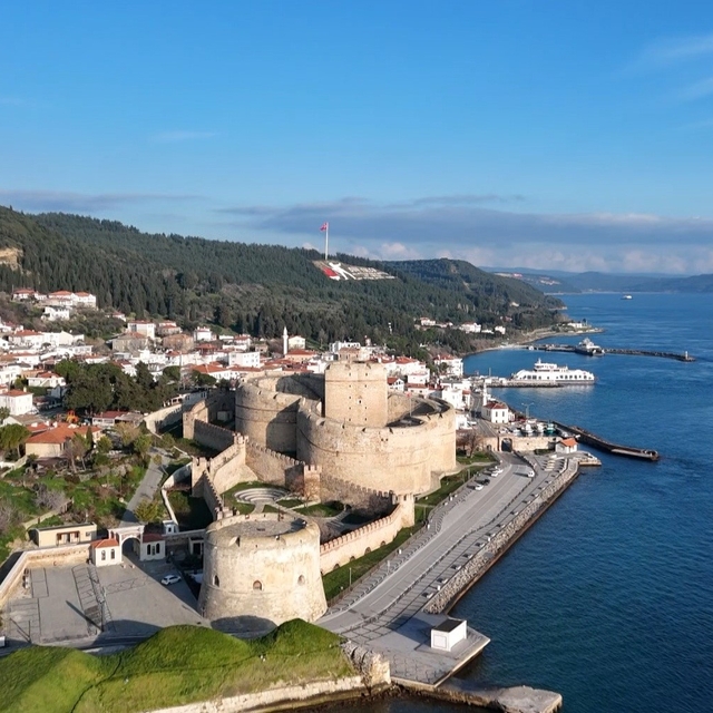 Sarı kule, Çanakkale Boğazı'na giren düşman gemilerini beyaz flama ile bild...