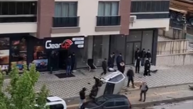 Bursa'da kontrolden çıkan otomobil takla attı