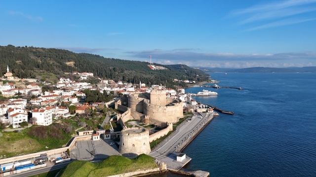 Sarı kule, Çanakkale Boğazı'na giren düşman gemilerini beyaz flama ile bildiriyordu
Doç. Dr. Barış Borlat: "Çanakkale Kara Savaşları'nda sarı kule özellikle boğaz içerisindeki baskınların ana işaretçisi haline gelmişti"
"Sarı kule çevresinde gemilerin kendi arasındaki haberleşmesini, Avrupa haberleşmesini dinliyordu"