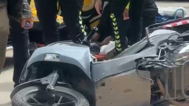 Bursa'da otomobilin çarptığı motosikletli kurye yaralandı