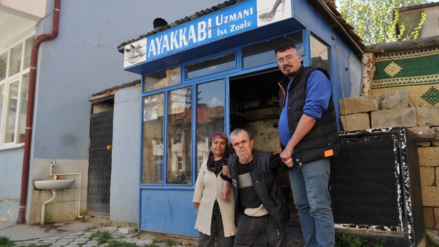 2 metrekarede yarım asırlık hayat mücadelesi: Akondroplazi hastası usta, ayakkabıcılıkla hayata tutundu
Engelini değil işini büyüttü, zorluklar yakasını bırakmadı
Eşi: "Kızımı da götürüp getiremiyorum, bir iş yapamaz hale geldim, çok zor durumdayız"