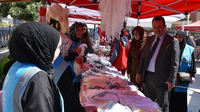 Bilecik'te 'İki İnsan Bir Hayat: Aile' temalı 'Hayır Çarşısı' açıldı