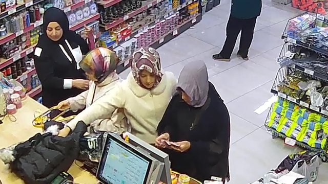 Teyze ve yeğenin çaldığı parayla alışveriş yaptığı anlar görüntülendi