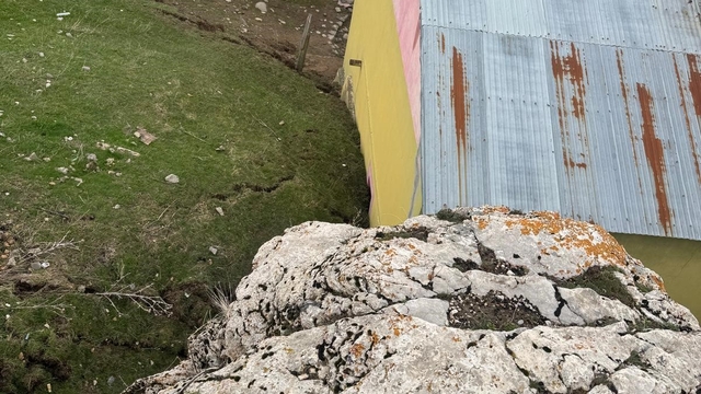 Ağrı'da heyelan evlerin çevresinde yarıklar oluşturdu