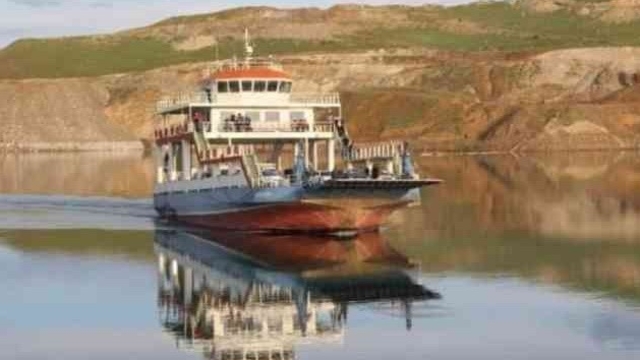 Çemişgezek'te feribot seferleri hava şartları nedeniyle durduruldu