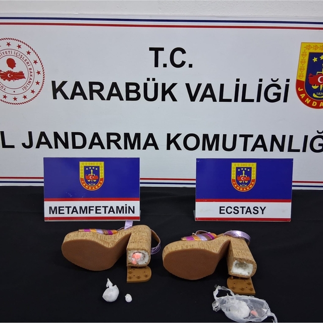 Kadın ayakkabısının topuğundan uyuşturucu çıktı: 3 şüpheli adliyede