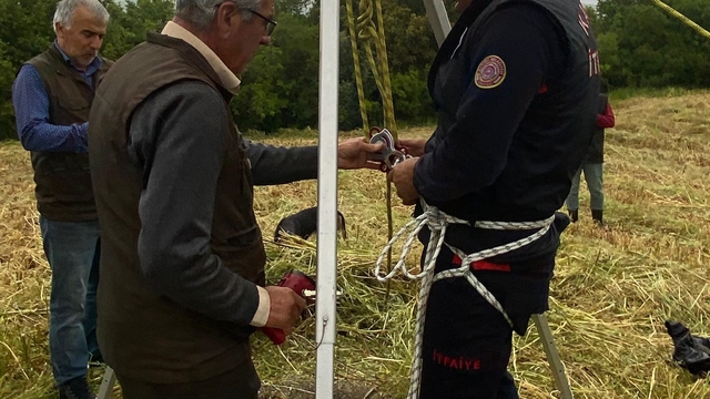 Osmaniye'de su kuyusuna düşen tilkiyi itfaiye ekibi çıkardı