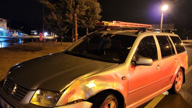 Isparta'da iki otomobil kavşakta çarpıştı