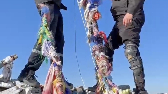 Sarıkız Türbesi'ne bayrak asmak için Kaz Dağları'na tırmandılar