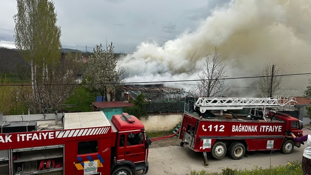 Isparta'da iki katlı ev, çıkan yangında zarar gördü