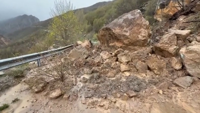 Sivas'ta heyelan köy yollarını ulaşıma kapattı