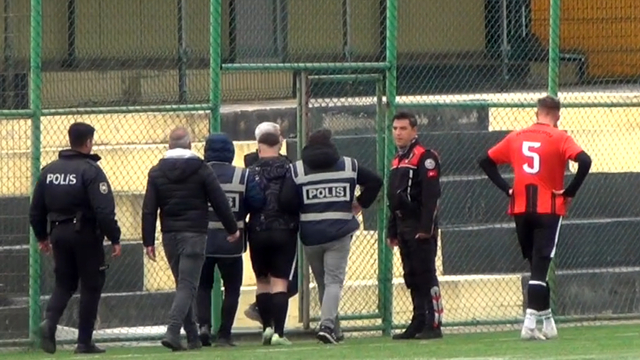 Sahaya girip orta hakeme yumruk atan futbolcu serbest kaldı, kulübüyle ilişiği kesildi