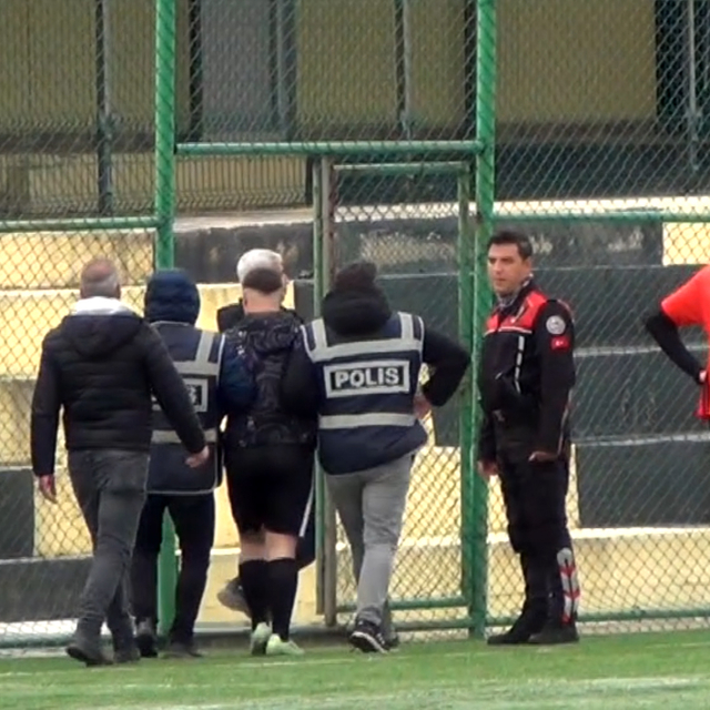 Sahaya girip orta hakeme yumruk atan futbolcu serbest kaldı, kulübüyle iliş...