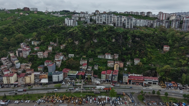 Trabzon'da ölüm getiren yamaç için bilimsel müdahale
Trabzon'un Ortahisar ilçesi Kaymaklı mahallesinde kaya düşmesi riski için yürütülen bilimsel çalışmalar tamamlanma aşamasına geldi