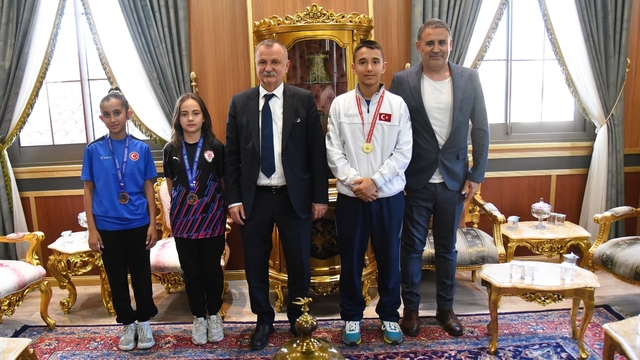 Şampiyon sporcular Başkan Balaban'ın konuğu oldu