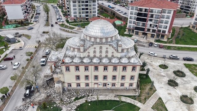 Yıldırımın minaresini yıktığı cami havadan görüntülendi
Yıldırımın vurduğu camide enkaz kaldırma çalışmaları başladı