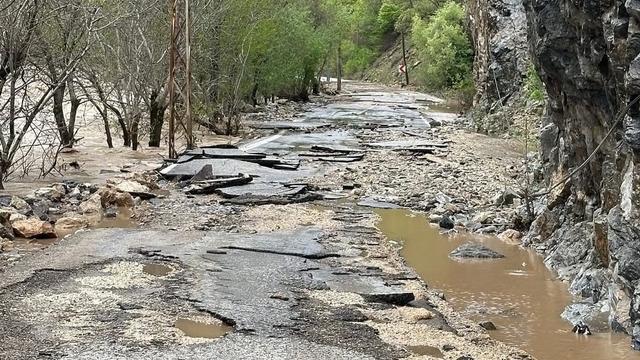 Tunceli'de taşkınlar sonrası hasar alan ilçe yolu ulaşıma kapandı
