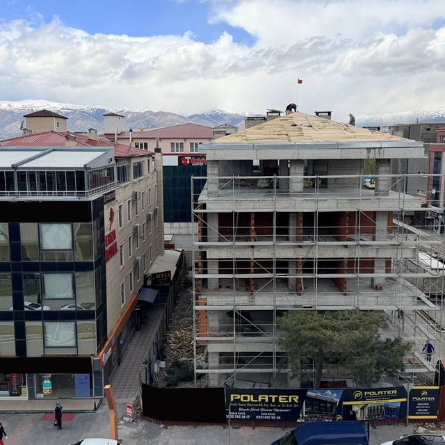 Erzincan'da çatıda tehlikeli çalışma kameraya yansıdı