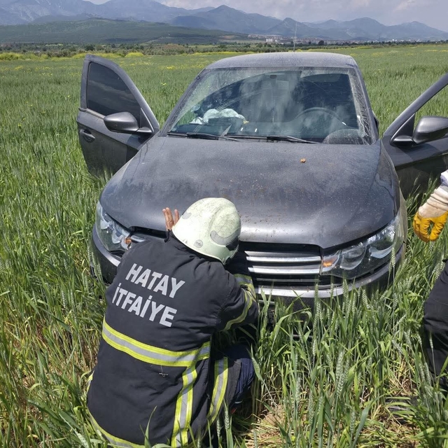 Hassa'da tarlaya uçan otomobilin sürücüsü yaralandı