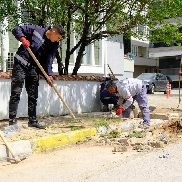 Altıeylül'de park ve yeşil alanlar yaza hazırlanıyor