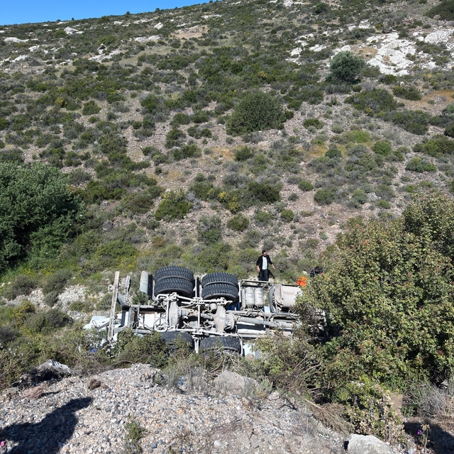 İzmir'de kontrolden çıkan beton mikseri şarampole yuvarlandı