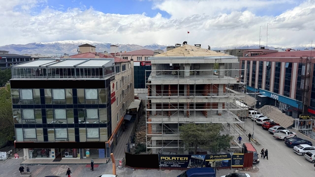 Erzincan'da çatıda tehlikeli çalışma kameraya yansıdı