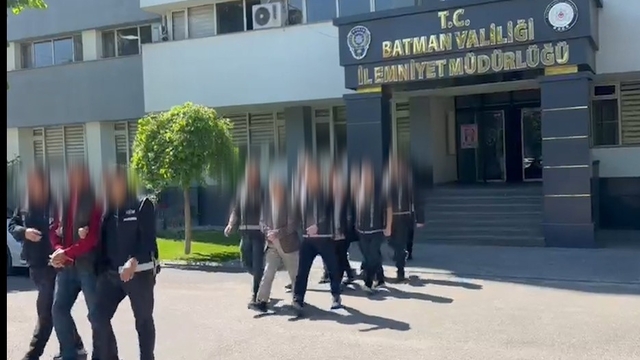 Batman'da tefecilik operasyonu: 2 tutuklama
Senetlerini vermedikleri mağdurlardan 30 milyon haksız kazanç elde ettiler