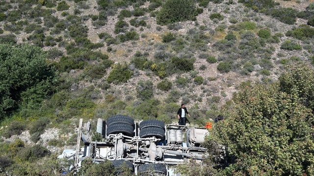 İzmir'de kontrolden çıkan beton mikseri şarampole yuvarlandı