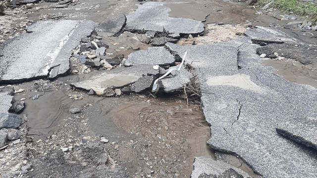 Tunceli-Ovacık kara yolu Munzur Çayı'nın taşması sonucu ulaşıma kapatıldı