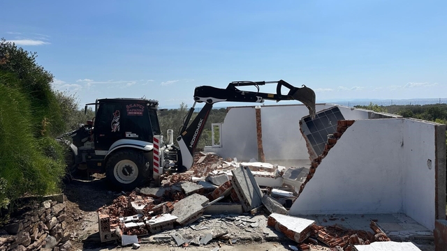 Çanakkale'de 15 kaçak yapı yıkıldı