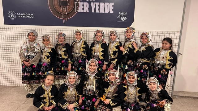 Kütahya Belediyespor Halk Oyunları ekiplerinden İzmir'de çifte başarı