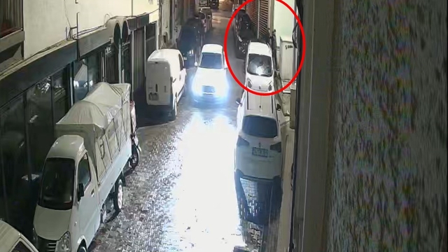 Husumetli oldukları kişiyi takip edip götürdükleri ara sokakta bacağından vurdular