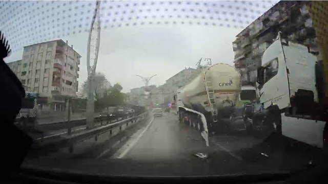 Otomobil, TIR ile tanker arasına sıkıştı; kaza kamerada