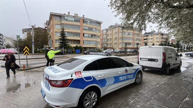 Ehliyeti iptal edilen sürücü yaşlı kadına çarptı